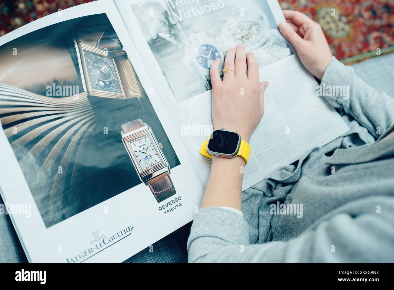 Londra, Regno Unito - 28 settembre 2022: Jaeger-LeCoultre pubblicità per  Reverso tribute - donna che indossa il nuovo Apple Watch Ultra di Apple  Computers sul polso leggendo la rivista Fasihon Foto stock - Alamy