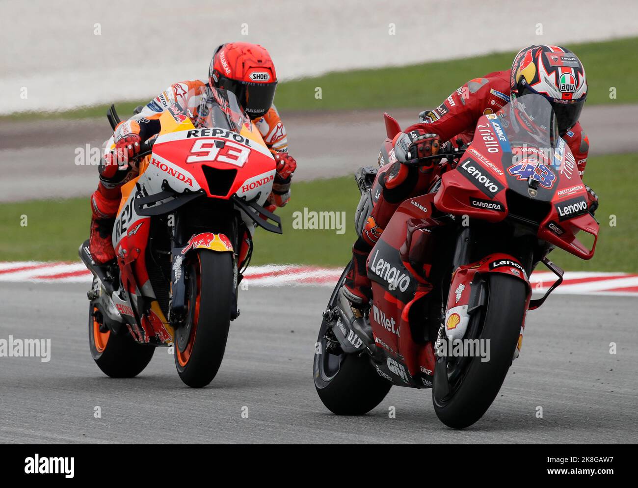 Kuala Lumpur, Malesia. 23rd Ott 2022. Il pilota australiano Jack Miller del Ducati Lenovo Team (R) e il pilota spagnolo Marc Marquez del Repsol Honda Team visto in azione durante la gara MotoGP del Gran Premio di Malesia Petronas al circuito Internazionale di Sepang a Sepang. (Foto di Wong Fok Loy/SOPA Images/Sipa USA) Credit: Sipa USA/Alamy Live News Foto Stock