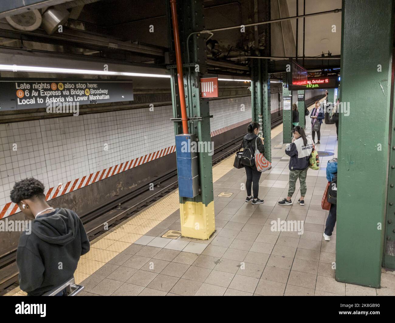 Weekend di metropolitana a New York, i piloti aspettano alla stazione Atlantic Ave-Barclays Center sabato 15 ottobre 2022. (© Richard B. Levine) Foto Stock