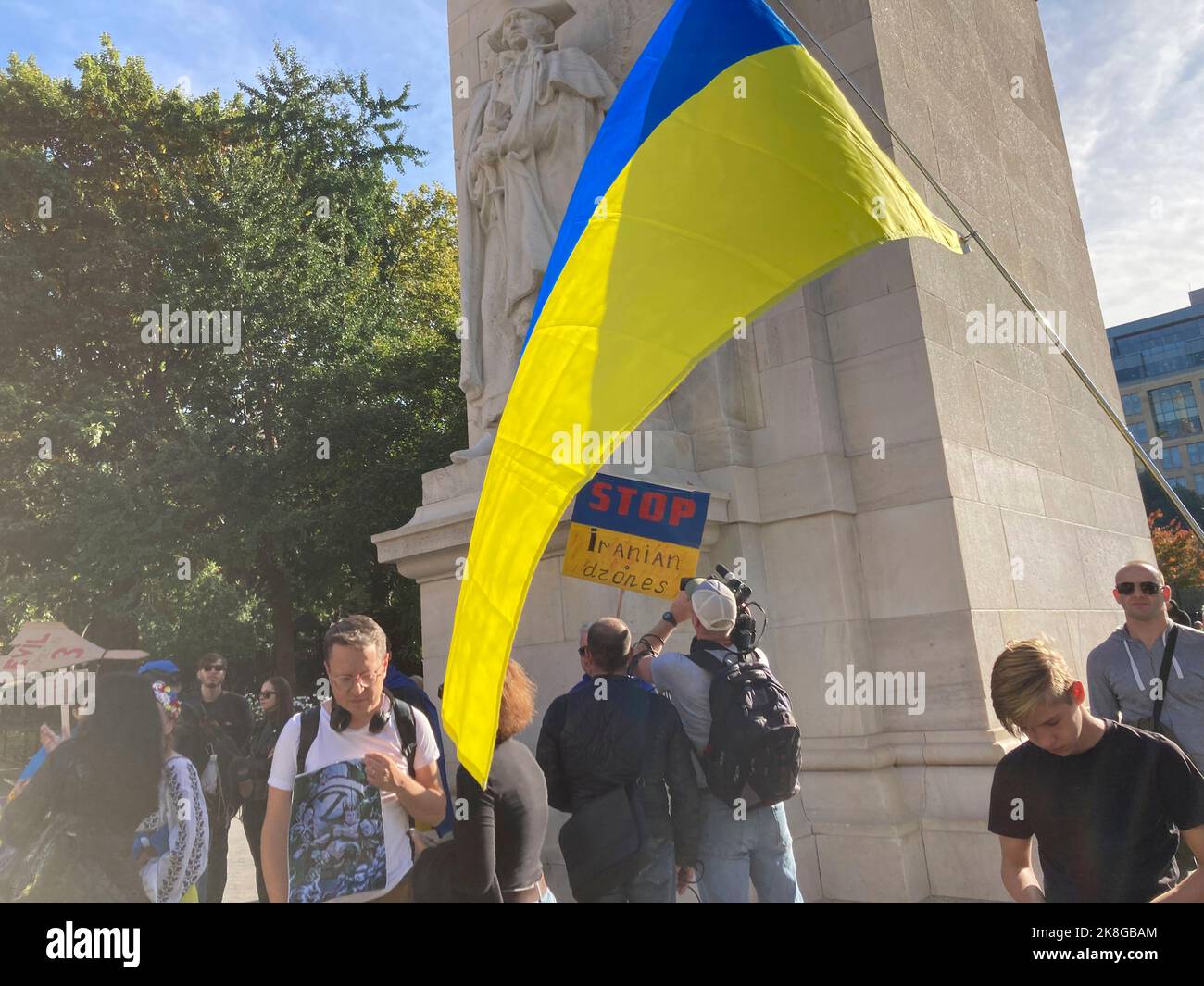 Gli ucraini-americani e i loro sostenitori si riuniscono a Washington Square Park a New York per protestare contro l’invasione russa dell’Ucraina e l’uso da parte della Russia dei droni “kamikaze” iraniani, sabato 22 ottobre 2022. (© Frances M. Roberts) Foto Stock