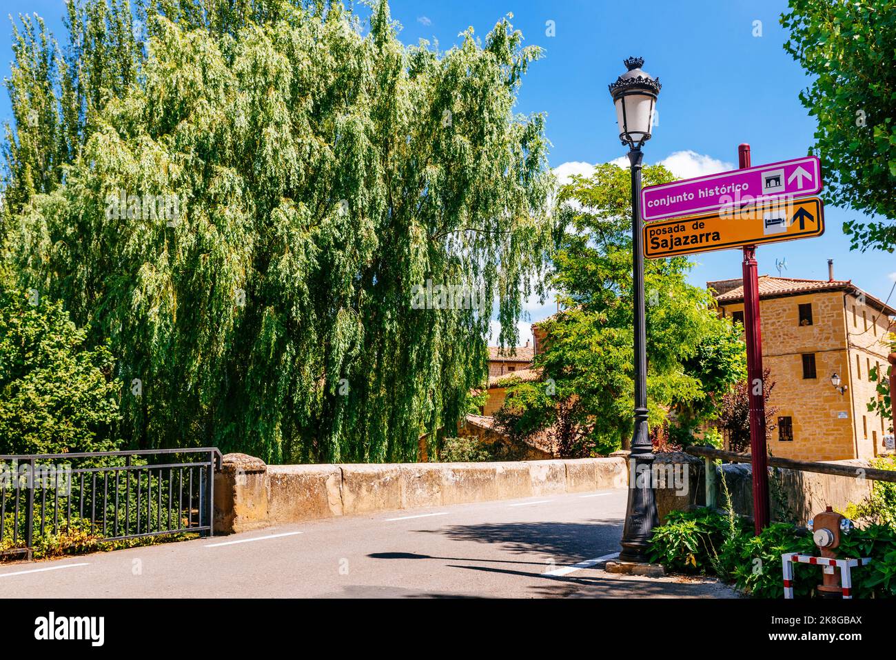 Ingresso al villaggio. Strada di Sajazarra. Villaggio medievale a la Rioja alta. Sajazarra, la Rioja, Spagna, Europa Foto Stock