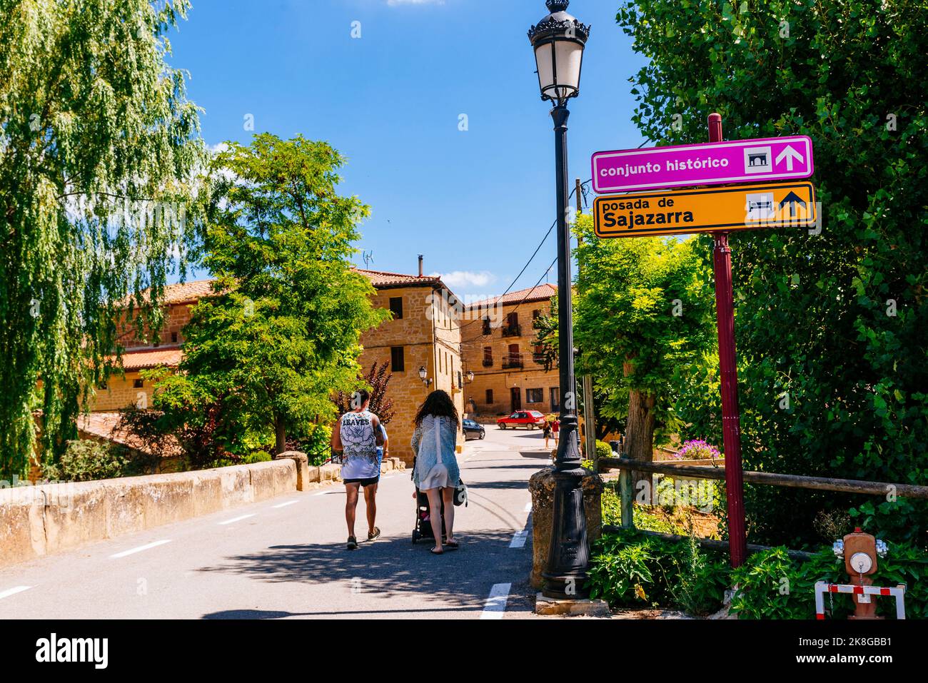 Ingresso al villaggio. Strada di Sajazarra. Villaggio medievale a la Rioja alta. Sajazarra, la Rioja, Spagna, Europa Foto Stock