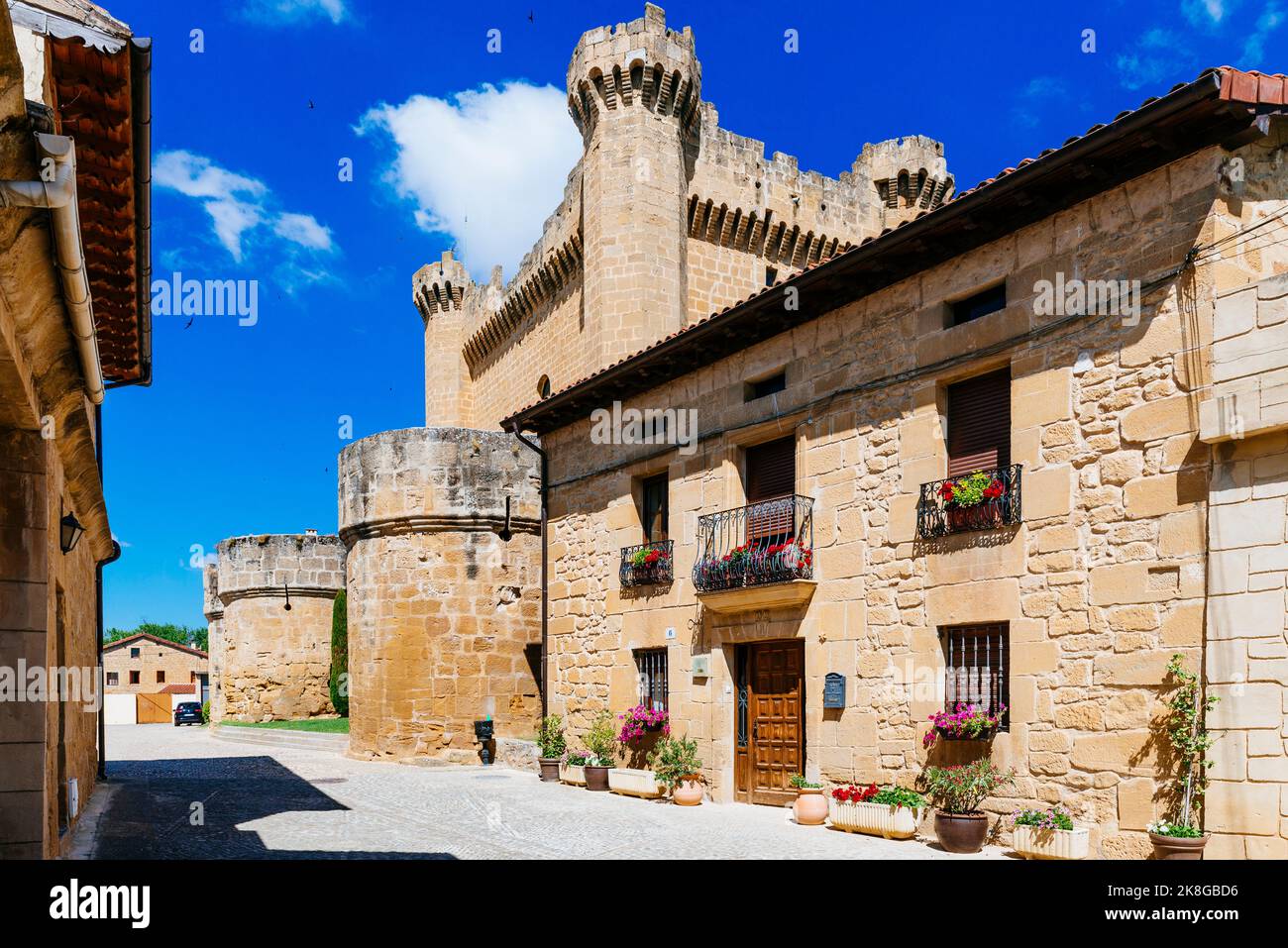 Sajazarra Street con il castello dietro. Villaggio medievale a la Rioja alta. Sajazarra, la Rioja, Spagna, Europa Foto Stock