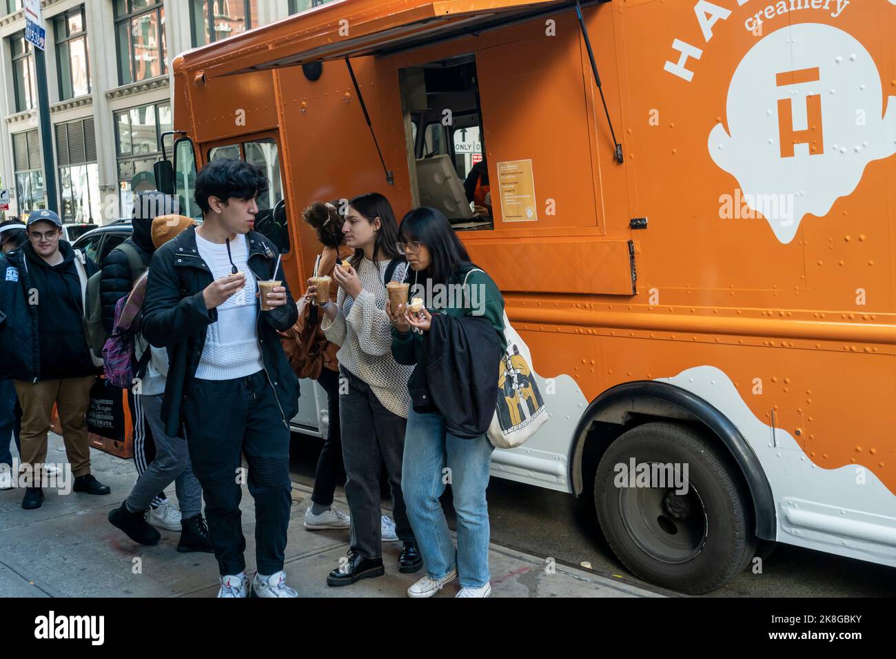 Gli amanti del gelato si allineano al camion Halo Top “Pumpkin responsabilmente” per assaggi di gelato al gusto di zucca e di lattes aromatizzati alla torta di zucca (realizzati con Halo Top) nel quartiere Nomad di New York mercoledì 19 ottobre 2022. Halo Top è di proprietà di Wells Enterprises, anche il produttore di gelato Blue Bunny. (© Richard B. Levine) Foto Stock