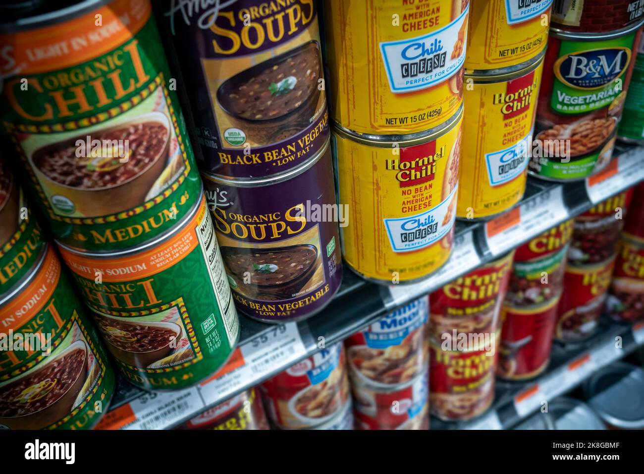 Lattine di Hormel, Amy’s Kitchen e altri prodotti a base di fagioli di marca, tra cui zuppa e peperoncino, in un supermercato a New York martedì 18 ottobre 2022. (© Richard B. Levine) Foto Stock