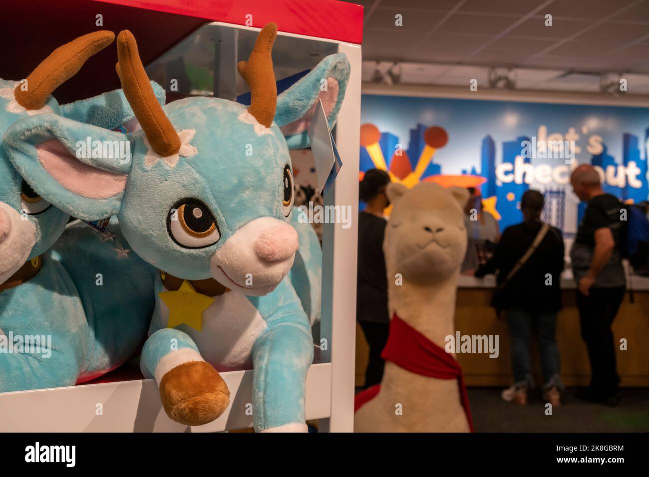 Rudolph il peluche delle renne nel nuovo Toys “R” US situato nel grande magazzino Macy’s Herald Square il giorno di apertura, venerdì 14 ottobre 2022. WHP Global, il proprietario di Toys “R” US ha avviato una partnership con Macy’s per aprire negozi in 451 sedi Macy’s. Giocattoli “R” noi chiusi nel 2018 dopo la presentazione per fallimento.(© Richard B. Levine) Foto Stock