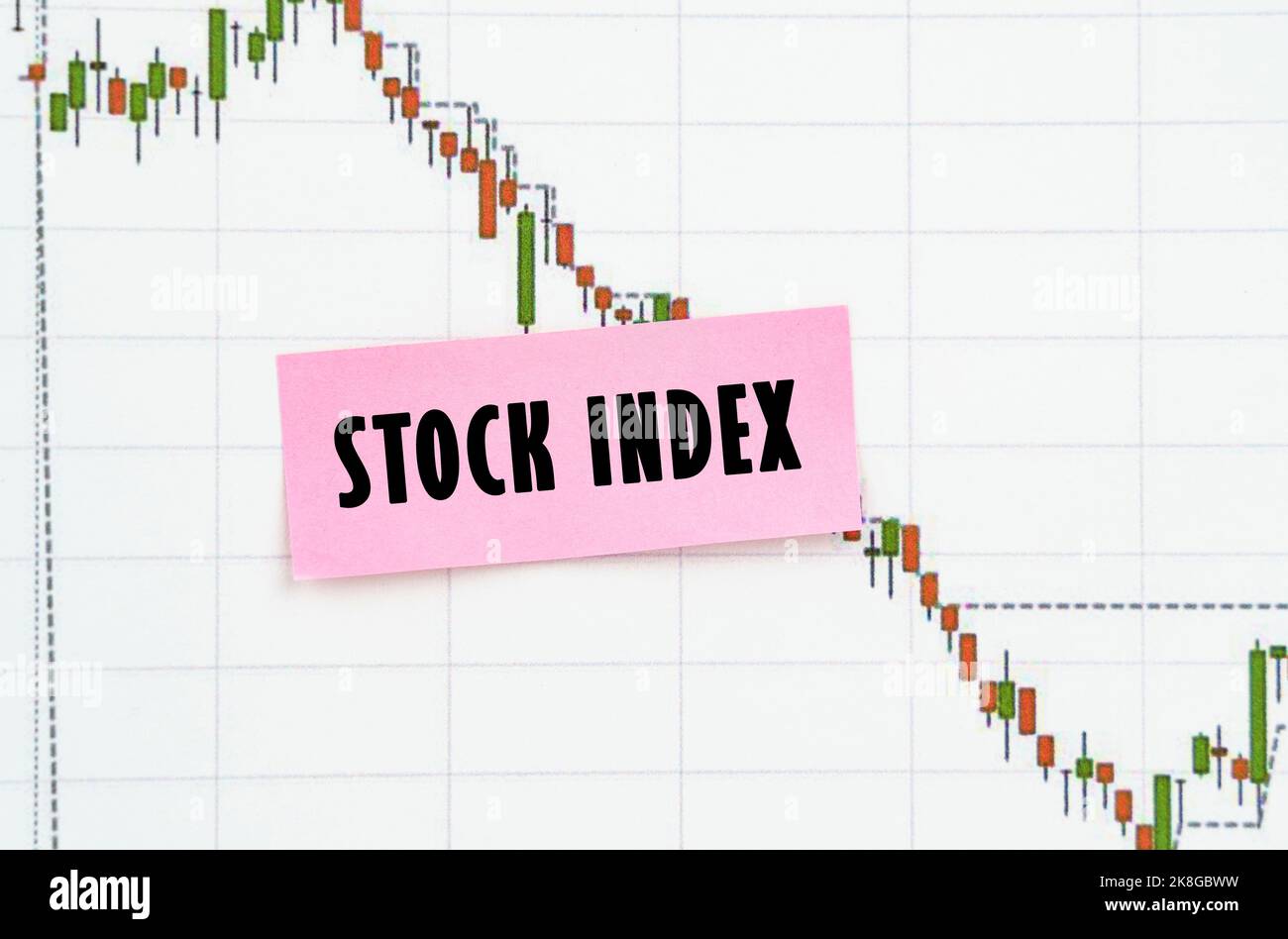 Concetto commerciale e commerciale. Sullo sfondo della tabella delle virgolette, un adesivo con l'iscrizione - indice delle scorte Foto Stock