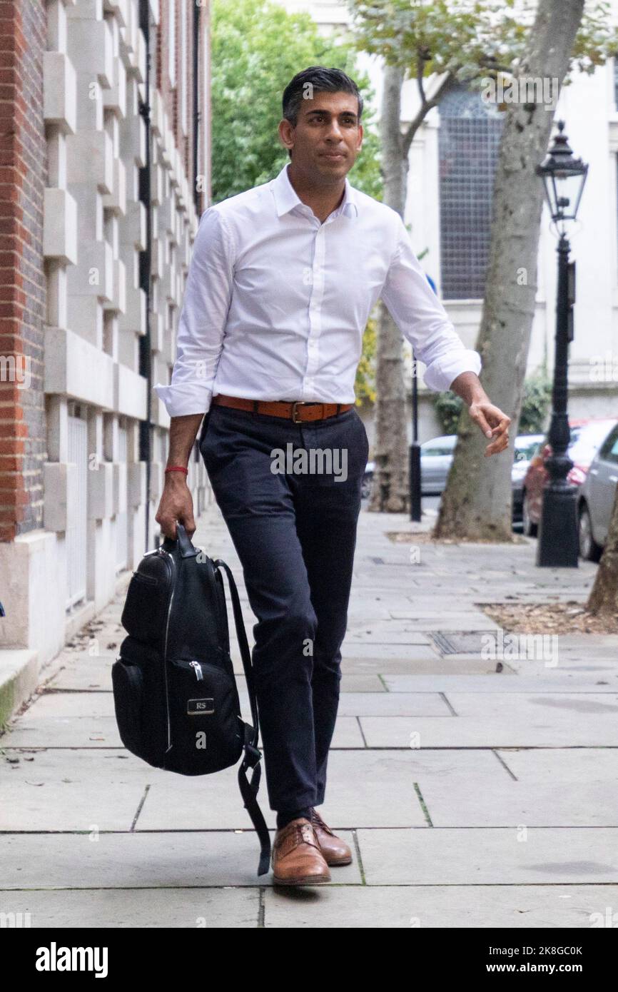 Rishi Sunak lascia il suo ufficio di campagna a Londra, mentre è formalmente entrato nel concorso di leadership Tory dopo le dimissioni di Liz Truss come primo Ministro. Data immagine: Domenica 23 ottobre 2022. Foto Stock