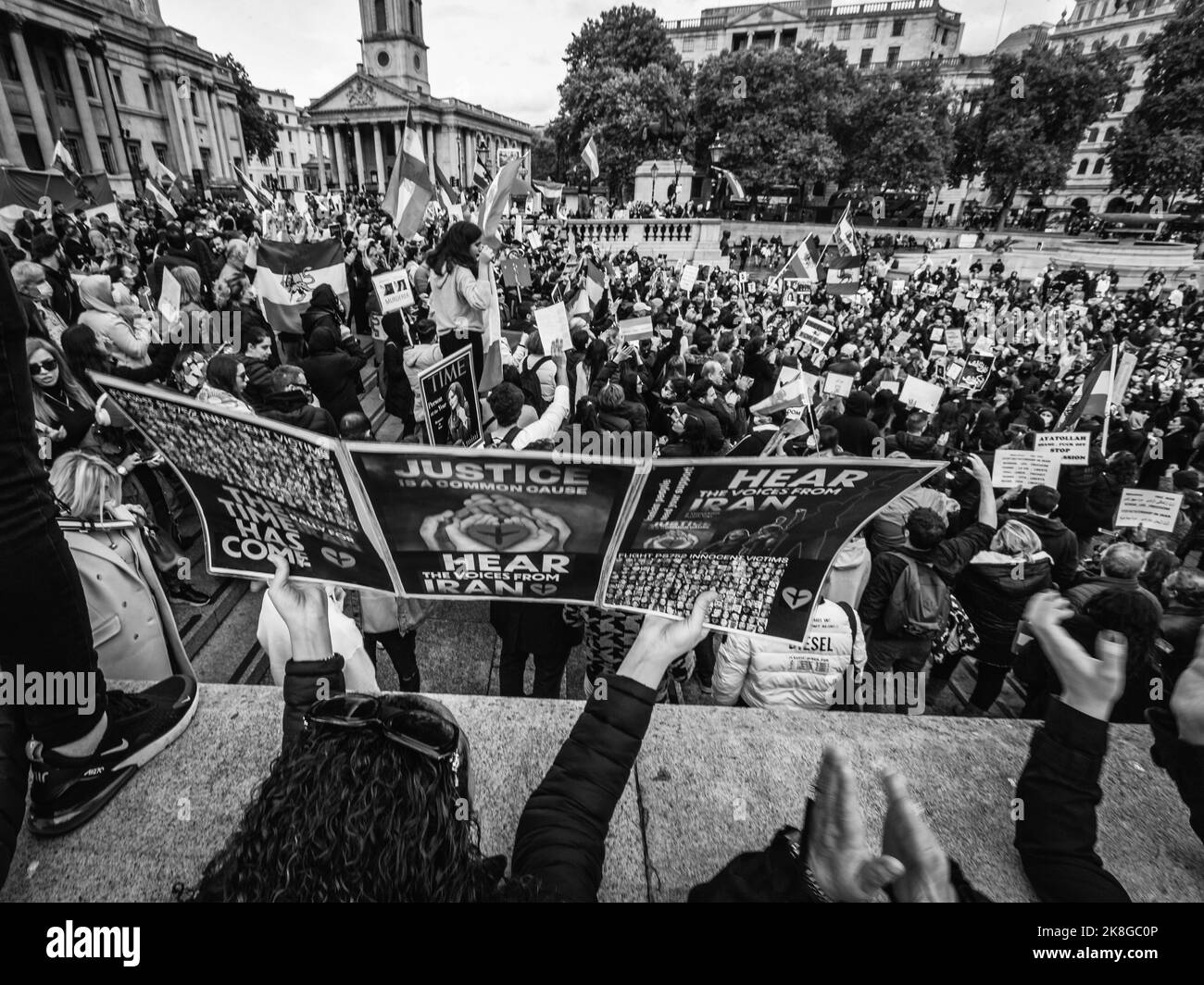Immagine in bianco e nero delle proteste iraniane a Trafalgar Square dopo la morte in custodia di Mahsa Amini in Iran. Foto Stock