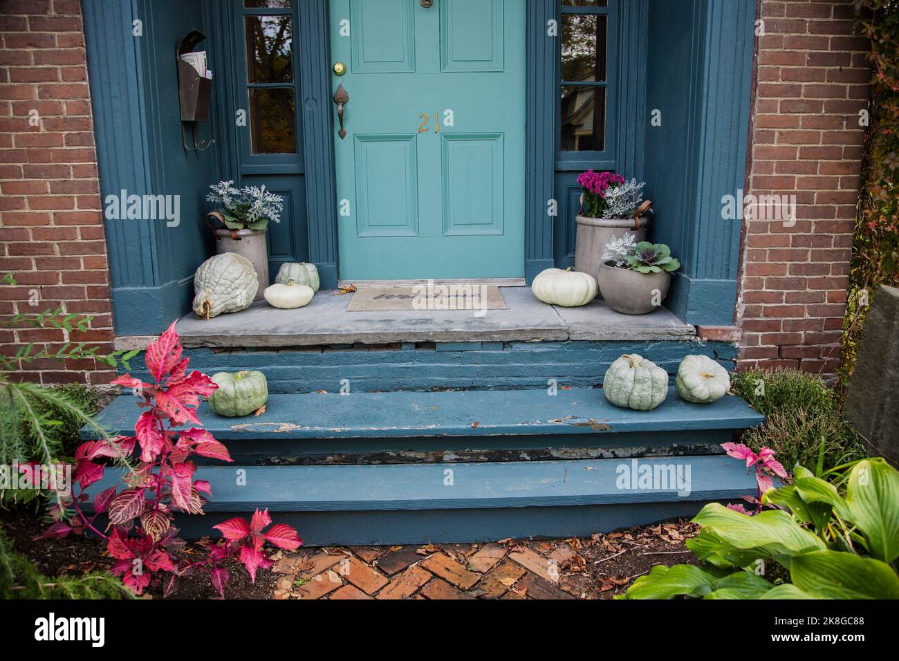 Vestper B & B marciapiede & scalini portico d'ingresso, Woodstock, Vermont, USA US VT decorazione autunnale Halloween New England Foto Stock