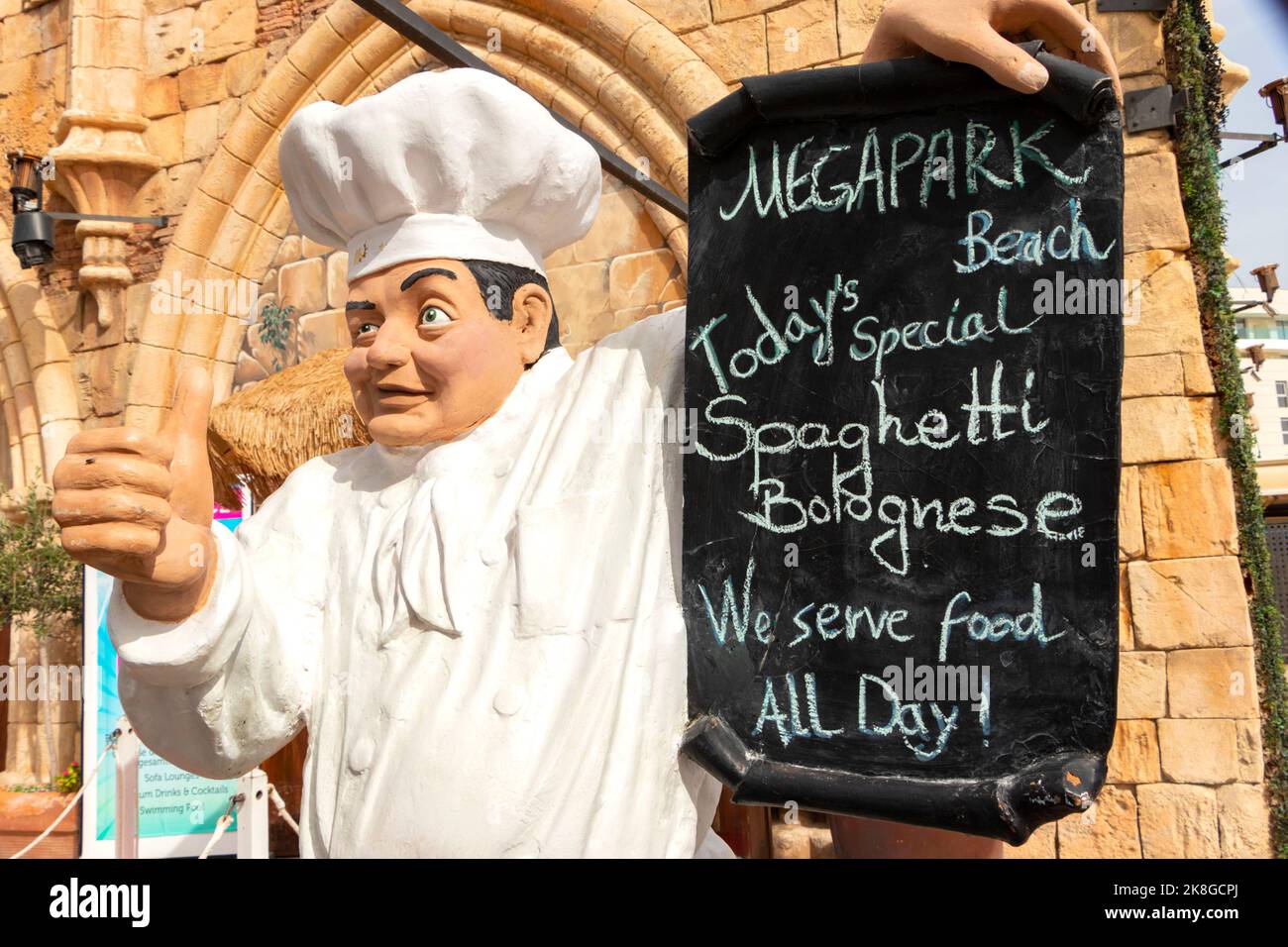 Figura pubblicitaria o modello di chef in bianco al di fuori del night club Mega Park e locale musicale El Arenal mallorca spagna con ristorante gesso da tavola menu Foto Stock