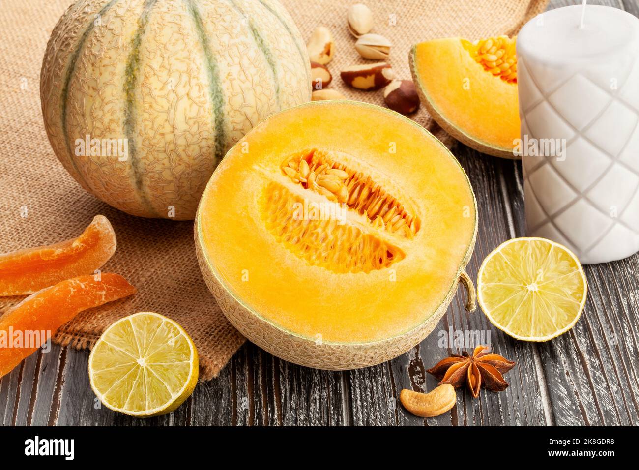 melone di cantaloupe a fette su fondo in legno Foto Stock