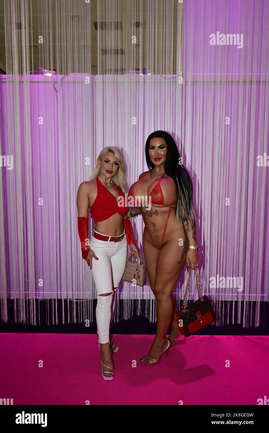 Sanja Alena und Paris Herms aka real.barbie.of.berlin auf der 25. Venus Berlin 2022 in den Messehallen unter dem Funkturm. Berlino, 22.10.2022 Foto Stock