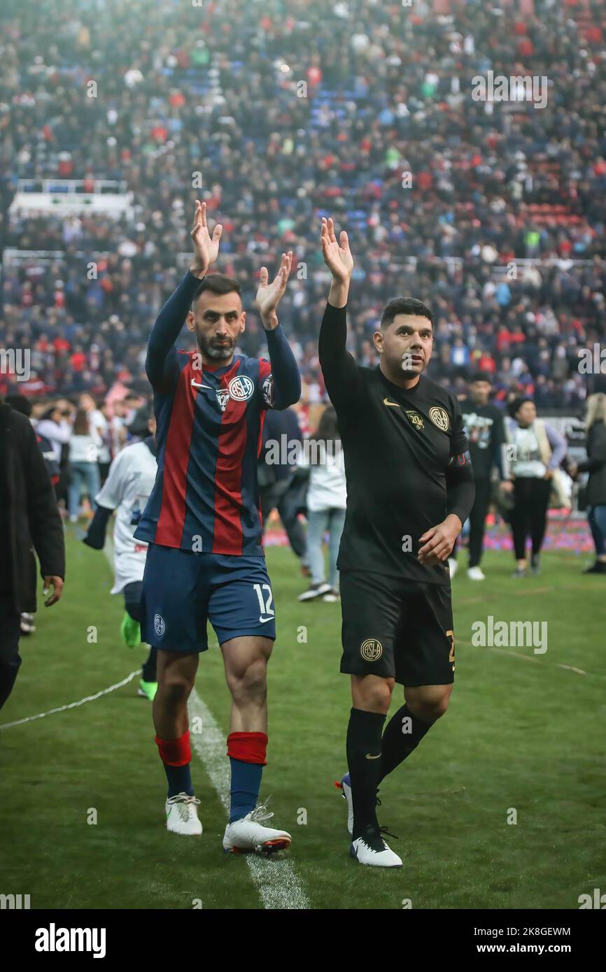 Buenos Aires, Argentina. 22nd Ott 2022. Sebastian Torrico (L) e Nestor Ortigoza (R) salutano i loro fan in un tributo emotivo, i campioni d'America nel 2014 con San Lorenzo, ha detto Arrivederci a calcio allo stadio Pedro Bidegain di Buenos Aires. (Foto di Roberto Tuero/SOPA Images/Sipa USA) Credit: Sipa USA/Alamy Live News Foto Stock