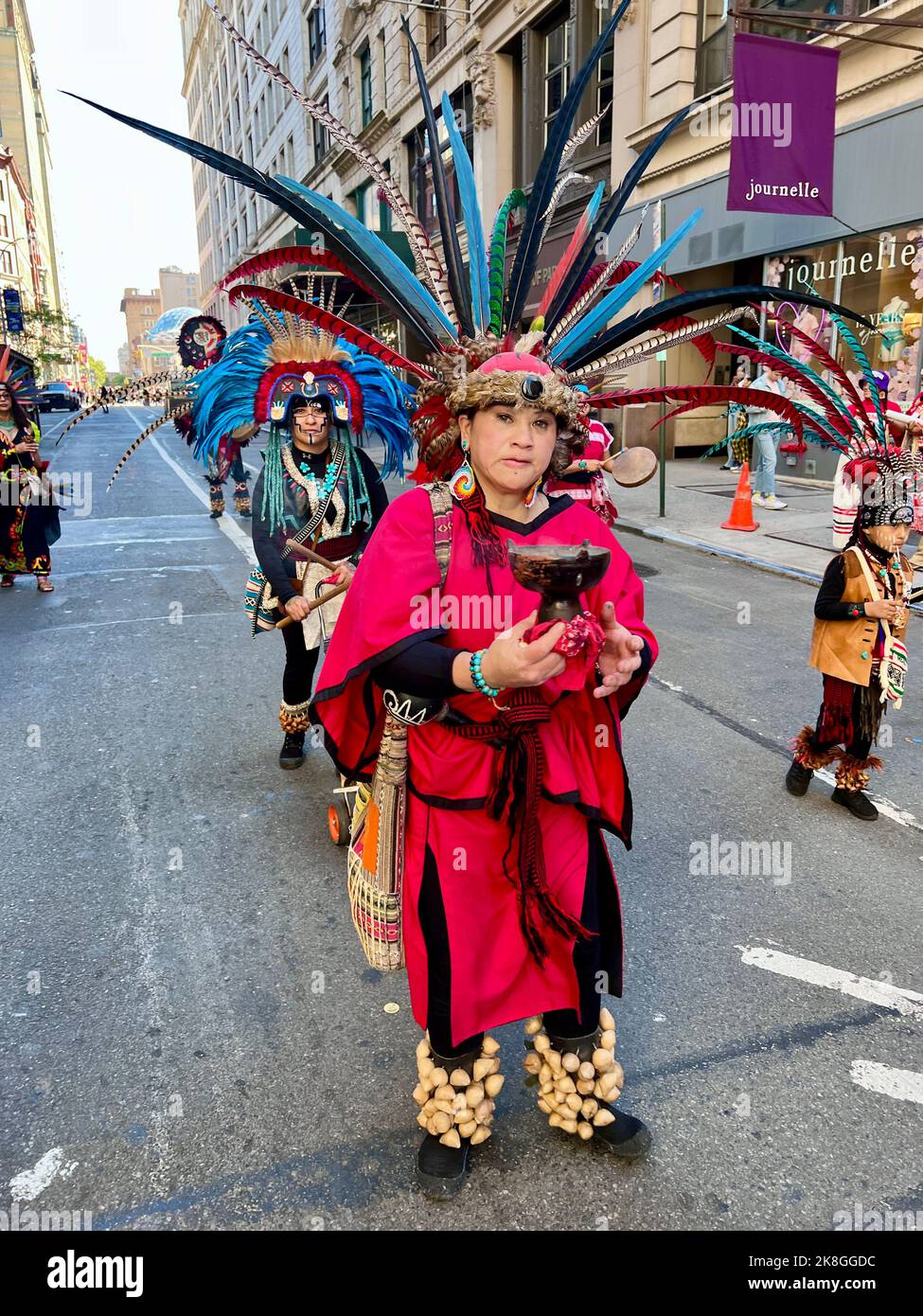 La prima parata annuale 'Indigenous Peoples of the Americas Day Parade' si è svolta a New York il 15 ottobre 2022 Foto Stock