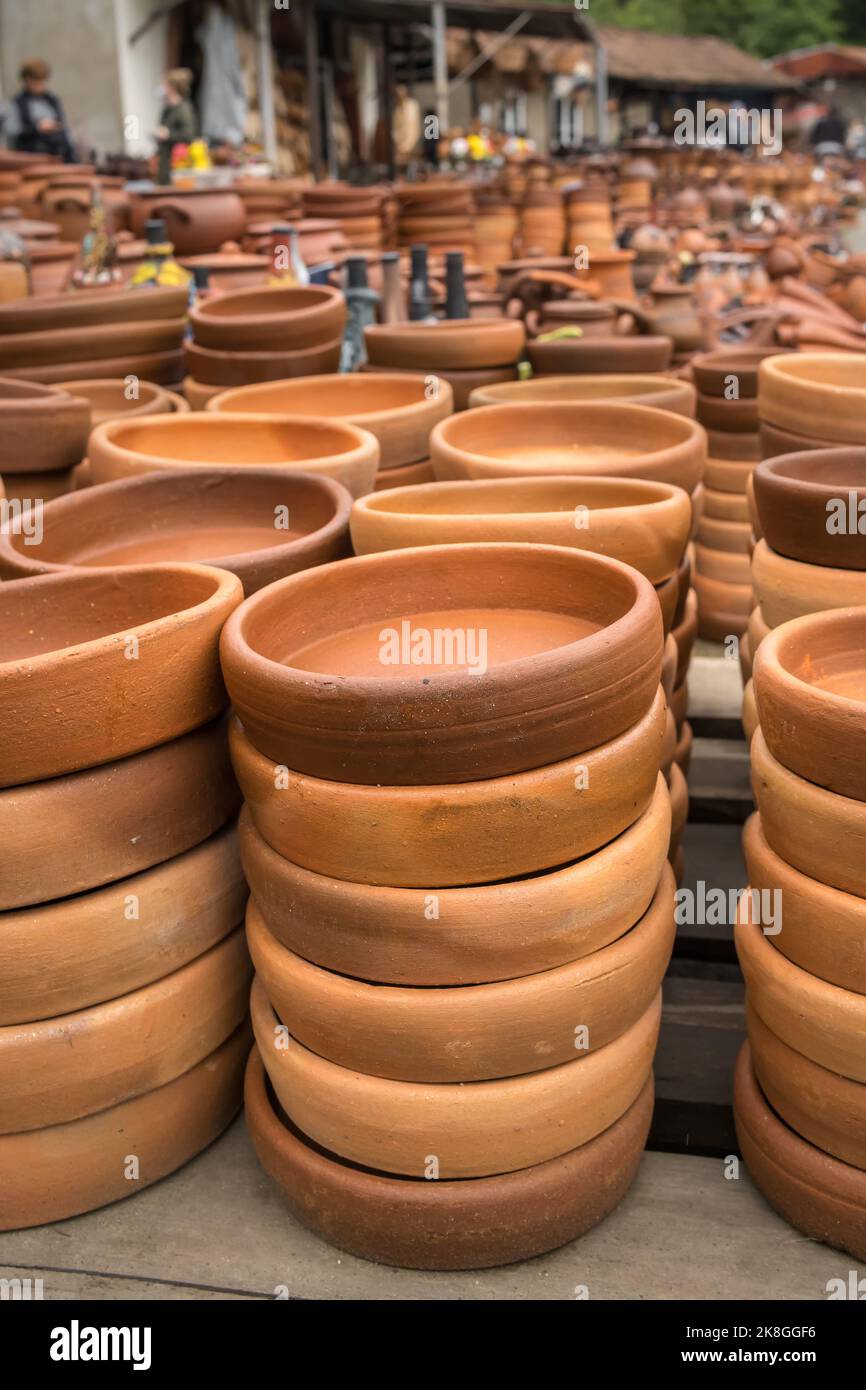 Ceramica tradizionale al mercato di strada a Shrosha. Foto Stock