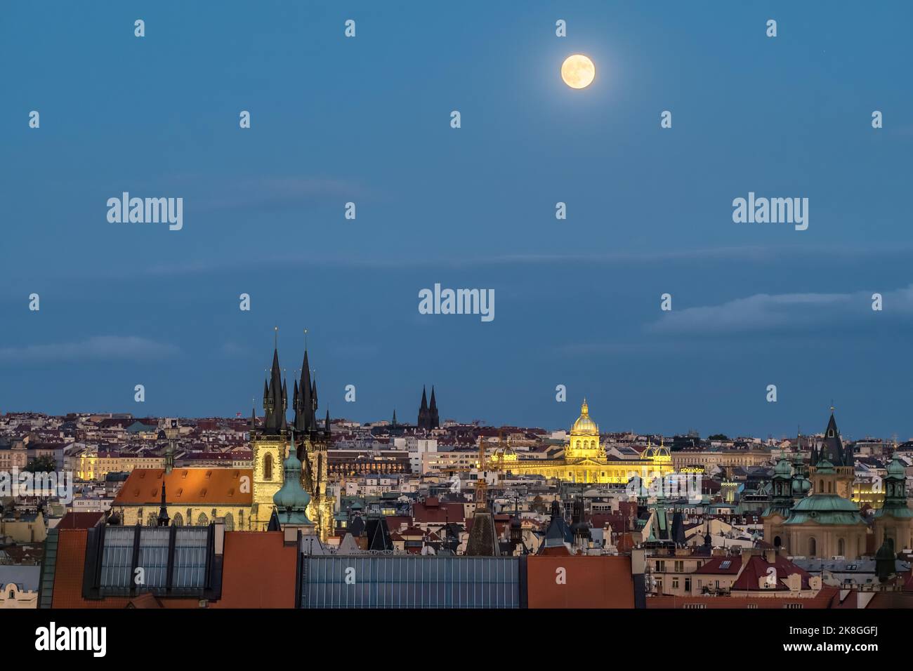 Vista sul tetto dello skyline di Praga di notte durante la luna piena nella Repubblica Ceca Foto Stock