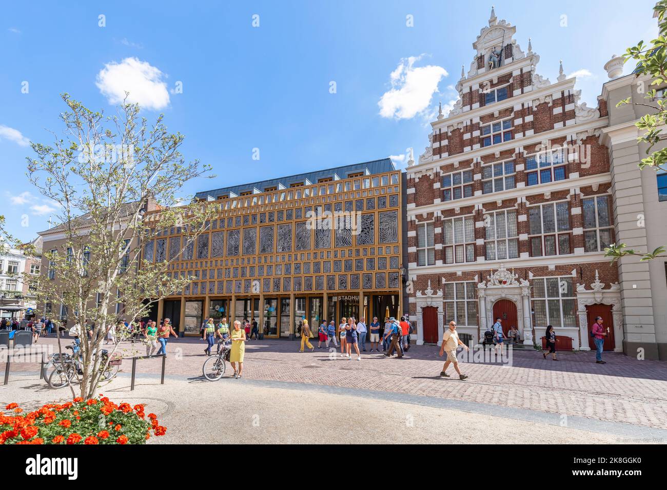 Nuovo municipio con impronte digitali nella facciata nel centro della vecchia città olandese storica di Deventer. Foto Stock