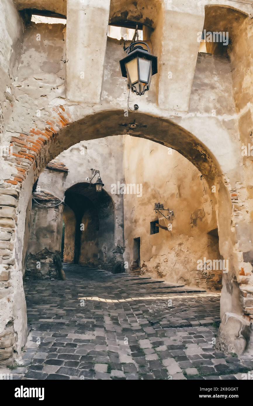Scena stradale della città medievale Sighisoara in Transilvania, Romania. Foto Stock