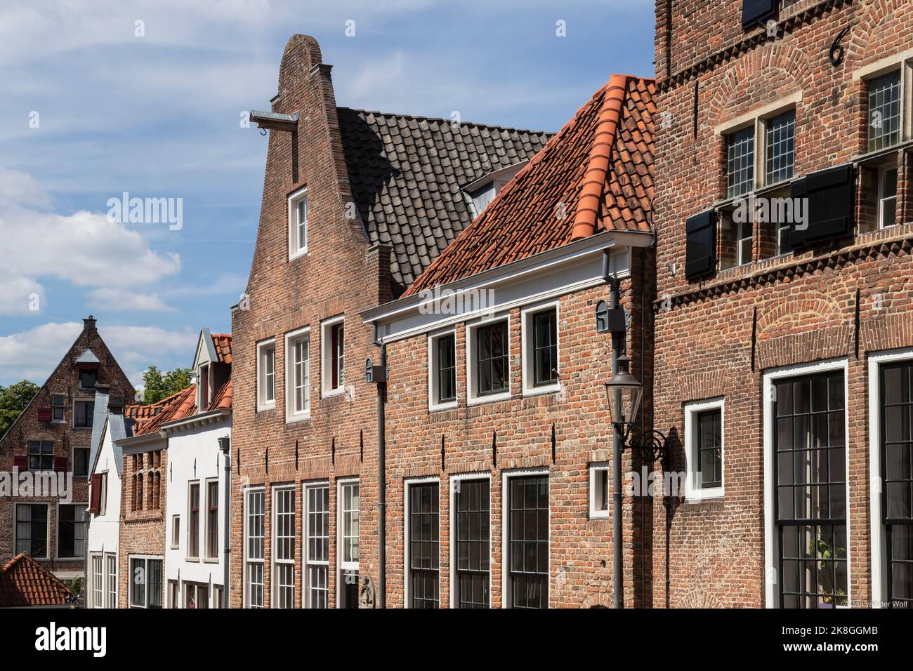 Facciate di vecchi edifici monumentali nel centro storico della città olandese di Deventer. Foto Stock