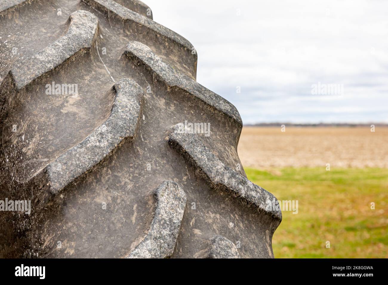 Primo piano del pneumatico del trattore agricolo. Concetto di usura del battistrada, manutenzione delle attrezzature agricole e agricole. Foto Stock