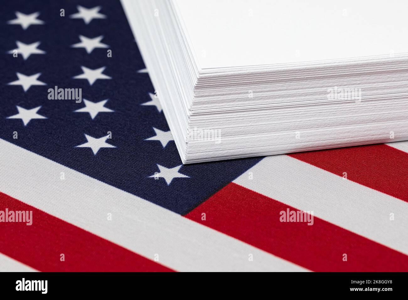 Risma di carta per stampante e bandiera degli Stati Uniti d'America. Industria dei prodotti cartacei, commercio e concetto di produzione Foto Stock