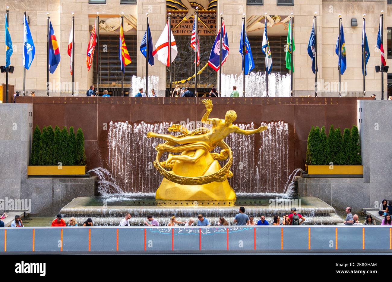 New York, USA - 18 settembre 2022: Piazza con una fontana a New York con una statua di Prometheus Foto Stock