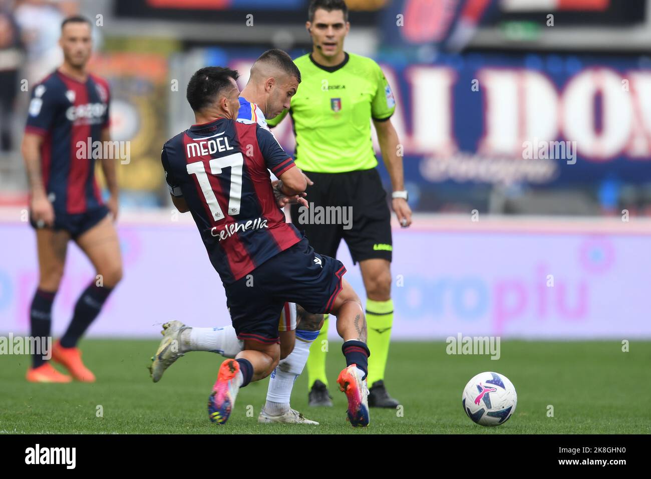 Gabriel Trefezza (Lecce)Gary Medel (Bologna) Durante la Serie Italiana una partita tra due Bologna 2-0 Lecce allo Stadio Renato Dall'Ara il 23 ottobre 2022 a Bologna. (Foto di Maurizio Borsari/AFLO) Foto Stock