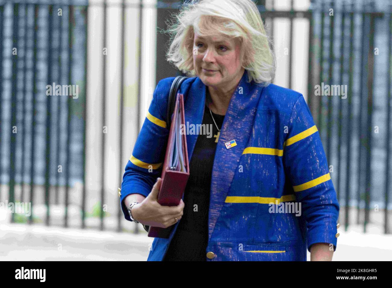 18 ottobre 2022, londra, Regno Unito: Vicky Ford International Development Secretary, lascia una riunione del gabinetto al 10 Downing Street di Londra. I ministri arrivano al gabinetto britannico 10 Downing Street, Londra UK. (Credit Image: © Ian Davidson/SOPA Images via ZUMA Press Wire) Foto Stock