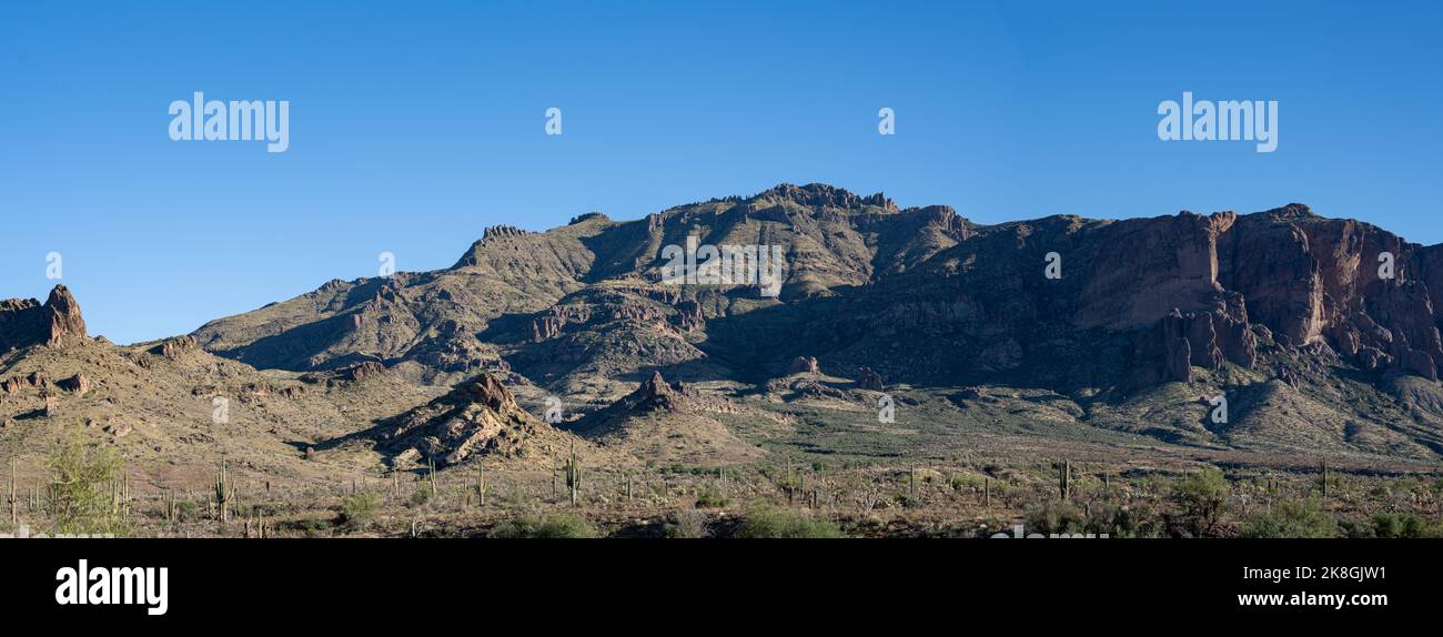 Le Superstition Mountains si trovano al di fuori di Phoenix, Arizona Foto Stock