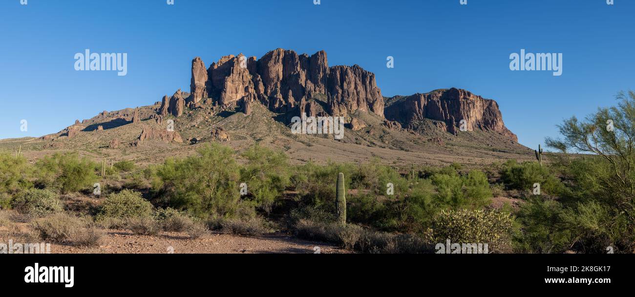 Le Superstition Mountains si trovano al di fuori di Phoenix, Arizona Foto Stock