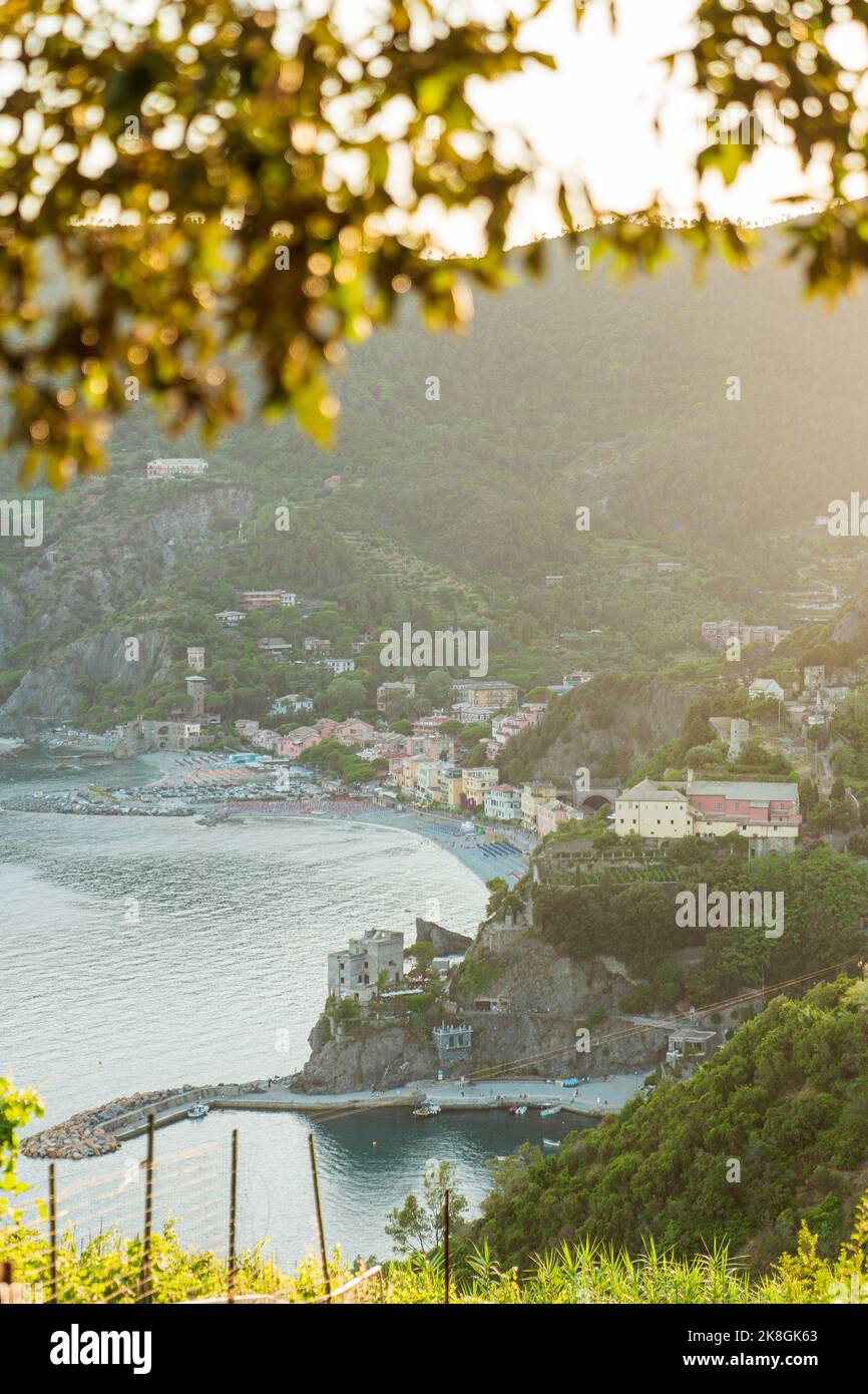 Alto angolo di case situato sulla costa del mare vicino al pendio di montagna al tramonto sulla località di Monterosso al Mare, Italia Foto Stock