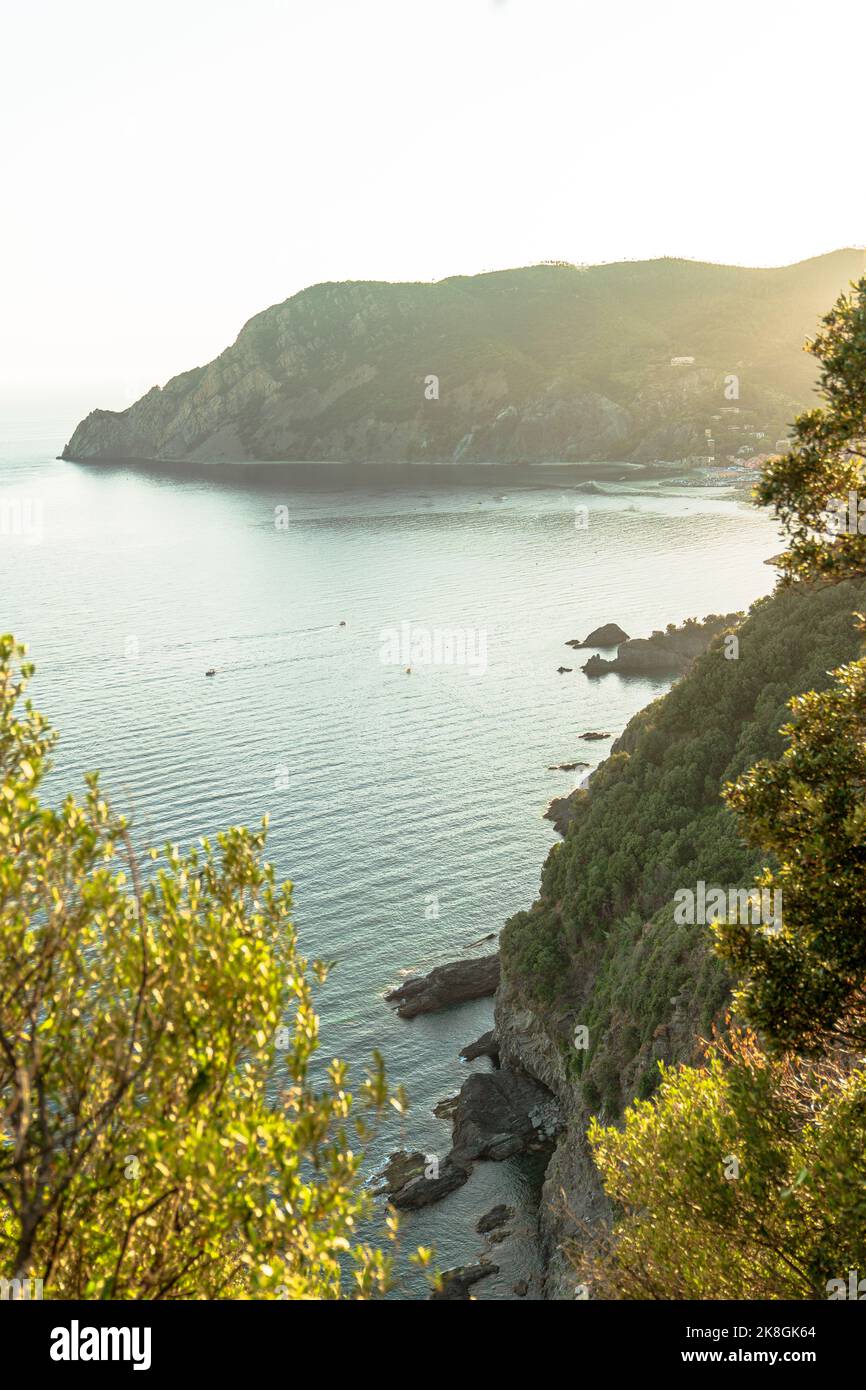 Alto angolo di case situato sulla costa del mare vicino al pendio di montagna al tramonto sulla località di Monterosso al Mare, Italia Foto Stock