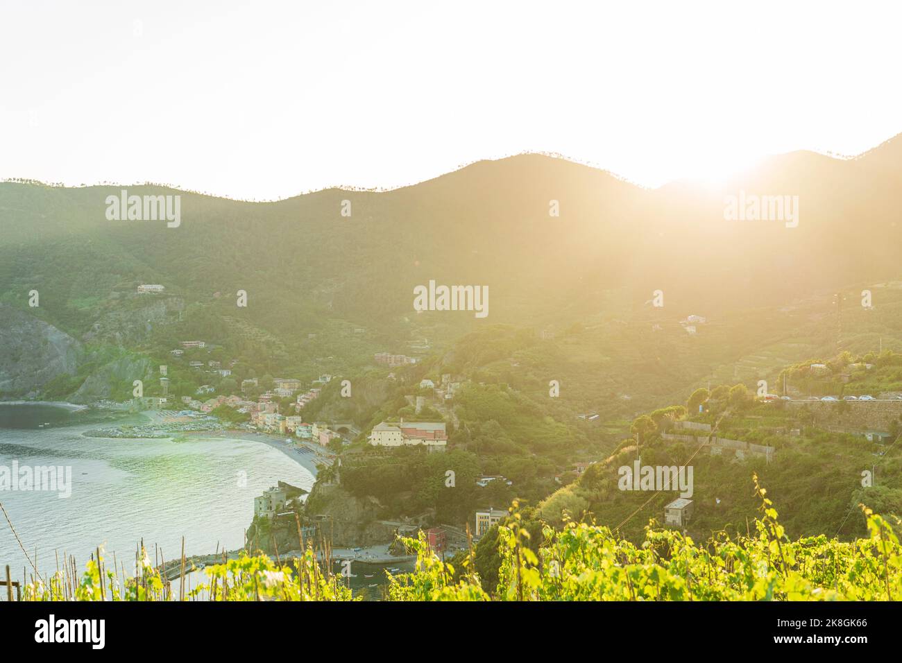 Alto angolo di case situato sulla costa del mare vicino al pendio di montagna al tramonto sulla località di Monterosso al Mare, Italia Foto Stock
