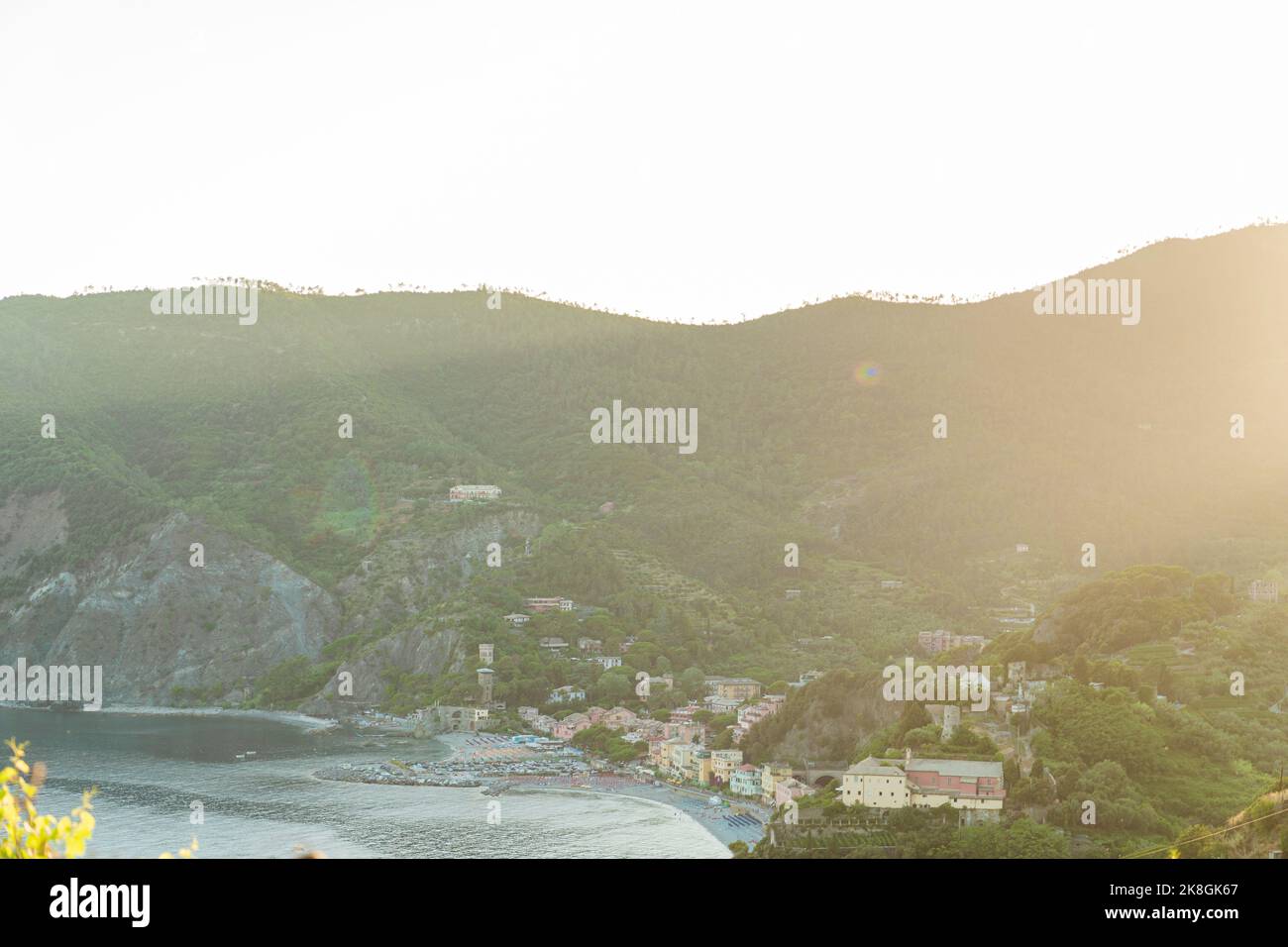 Alto angolo di case situato sulla costa del mare vicino al pendio di montagna al tramonto sulla località di Monterosso al Mare, Italia Foto Stock