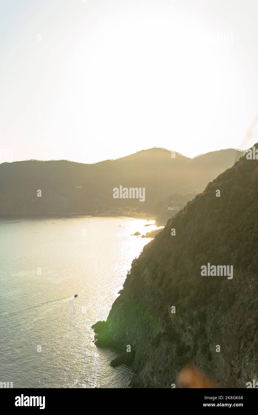 Alto angolo di case situato sulla costa del mare vicino al pendio di montagna al tramonto sulla località di Monterosso al Mare, Italia Foto Stock