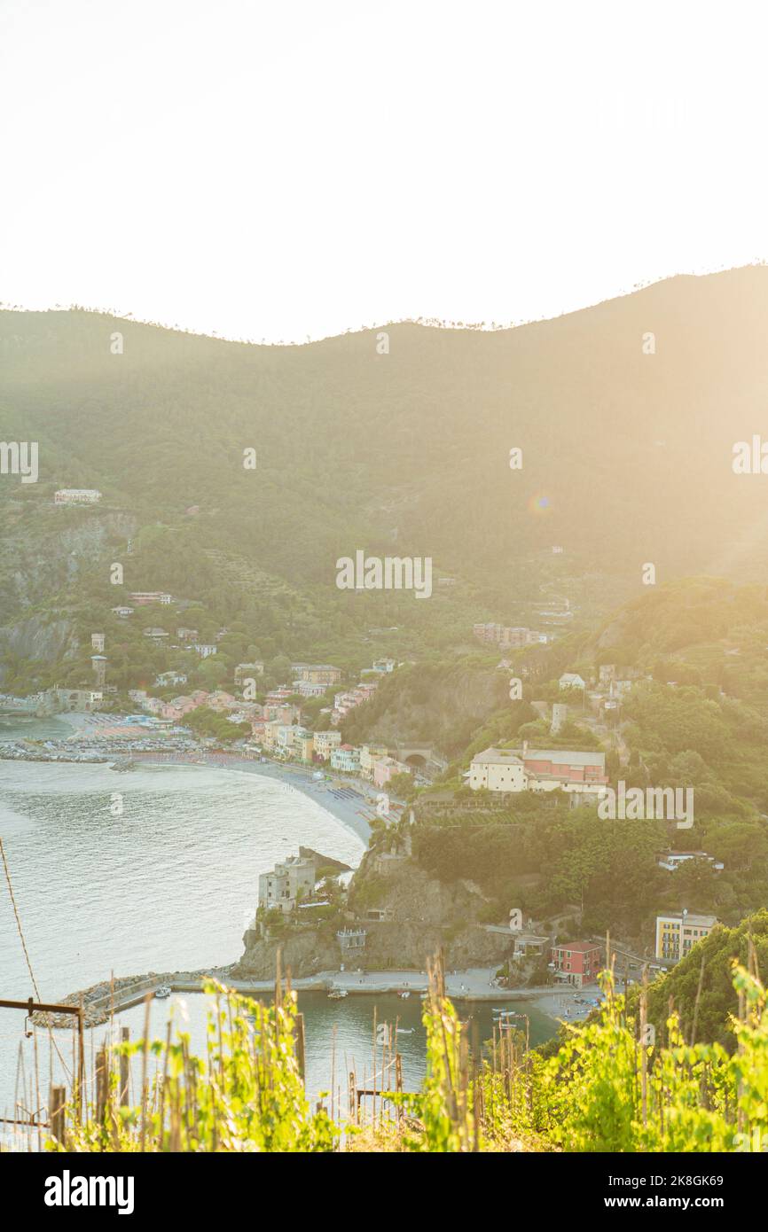 Alto angolo di case situato sulla costa del mare vicino al pendio di montagna al tramonto sulla località di Monterosso al Mare, Italia Foto Stock