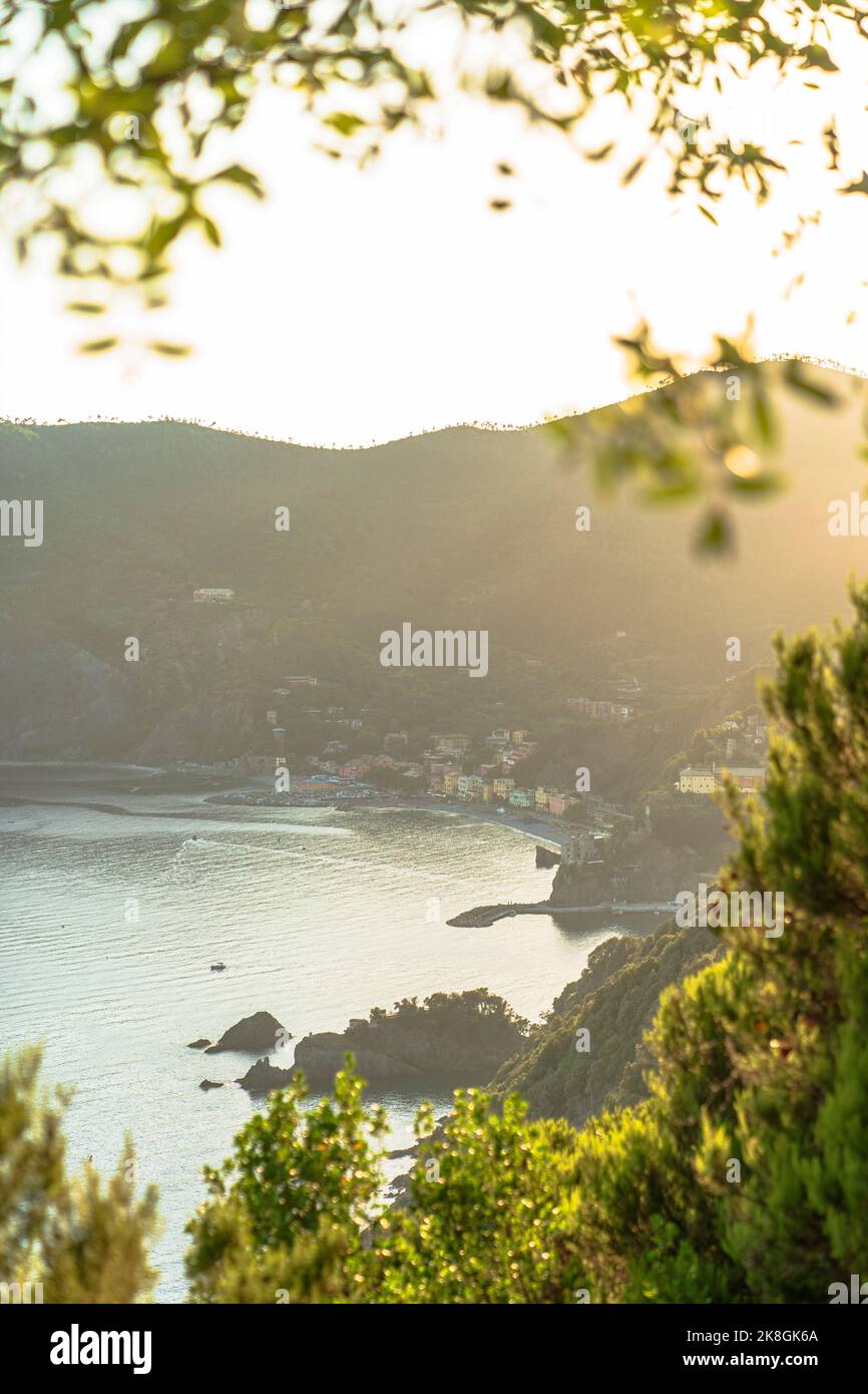 Alto angolo di case situato sulla costa del mare vicino al pendio di montagna al tramonto sulla località di Monterosso al Mare, Italia Foto Stock