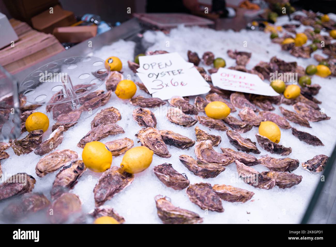Ostriche e limoni freschi in vendita sul mercato di Valencia, Spagna. Foto Stock