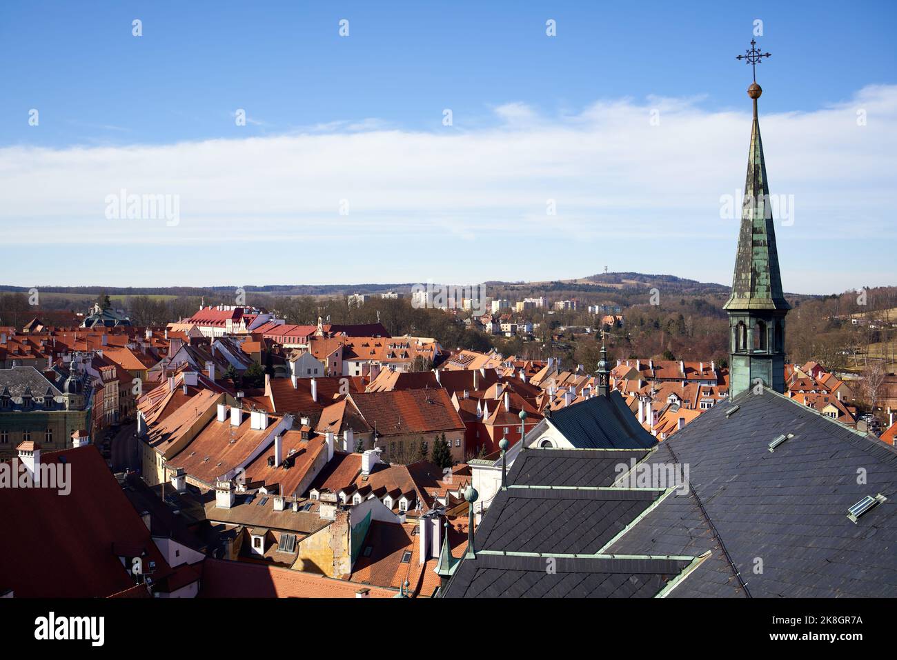 CHEB, REPUBBLICA CECA - 12 MARZO 2022: Panorama della città con una torre della chiesa di San Nicola in una giornata di sole Foto Stock