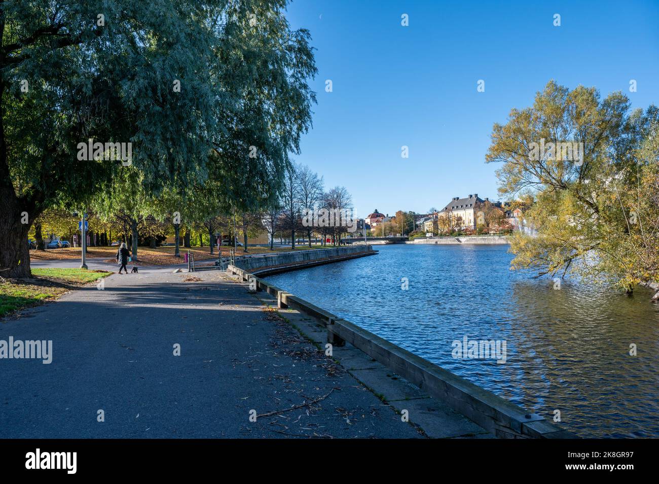 Norrköping lungomare lungo il fiume Motala a Norrköping durante la caduta. Norrköping è una storica città industriale in Svezia. Foto Stock