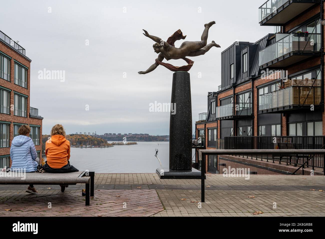 Arte pubblica a Nacka, Stoccolma. "Angel Over Nacka sten" bronzo di Peter Linde visibile da Augustendalsvägen. Foto Stock