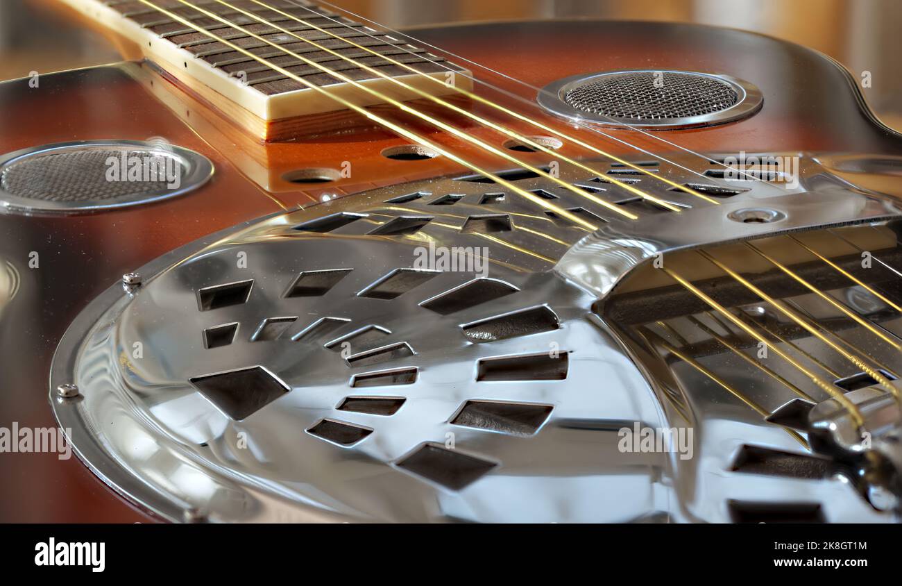 Riprese nello studio di casa immagini di una chitarra acustica e risonatore. Le riprese possono essere ideali per copertine di album/libri musicali Foto Stock