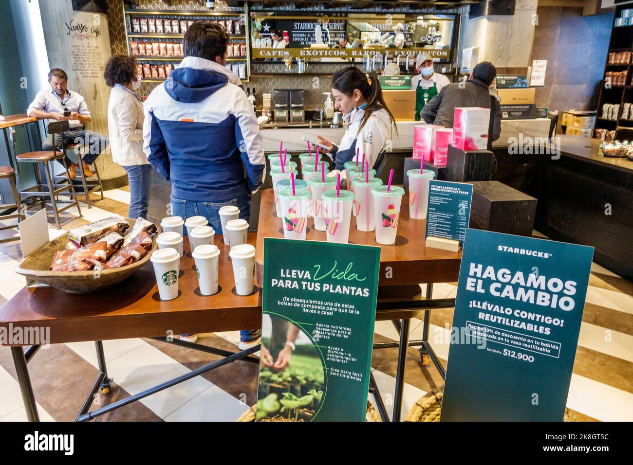 Bogota Colombia,El Chico Carrera 13 Starbucks Coffee Parque 93 interni al banco clienti, ristorante ristoranti, ristoranti, ristoranti, ristoranti, ristoranti, ristoranti Foto Stock