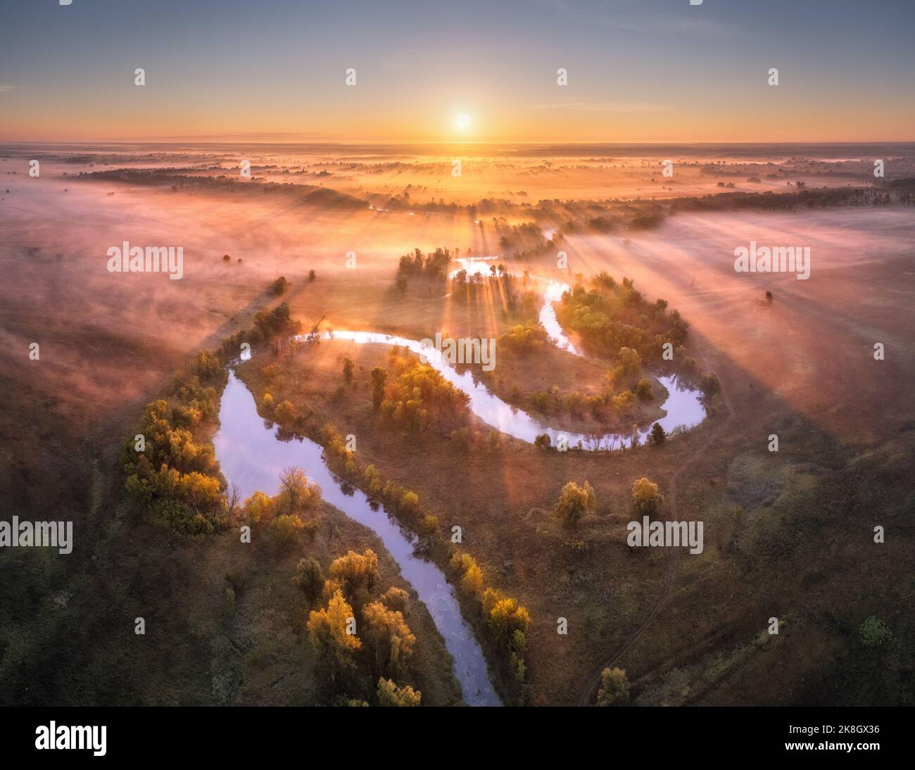 Vista aerea del bel fiume curvo nelle nuvole basse all'alba Foto Stock
