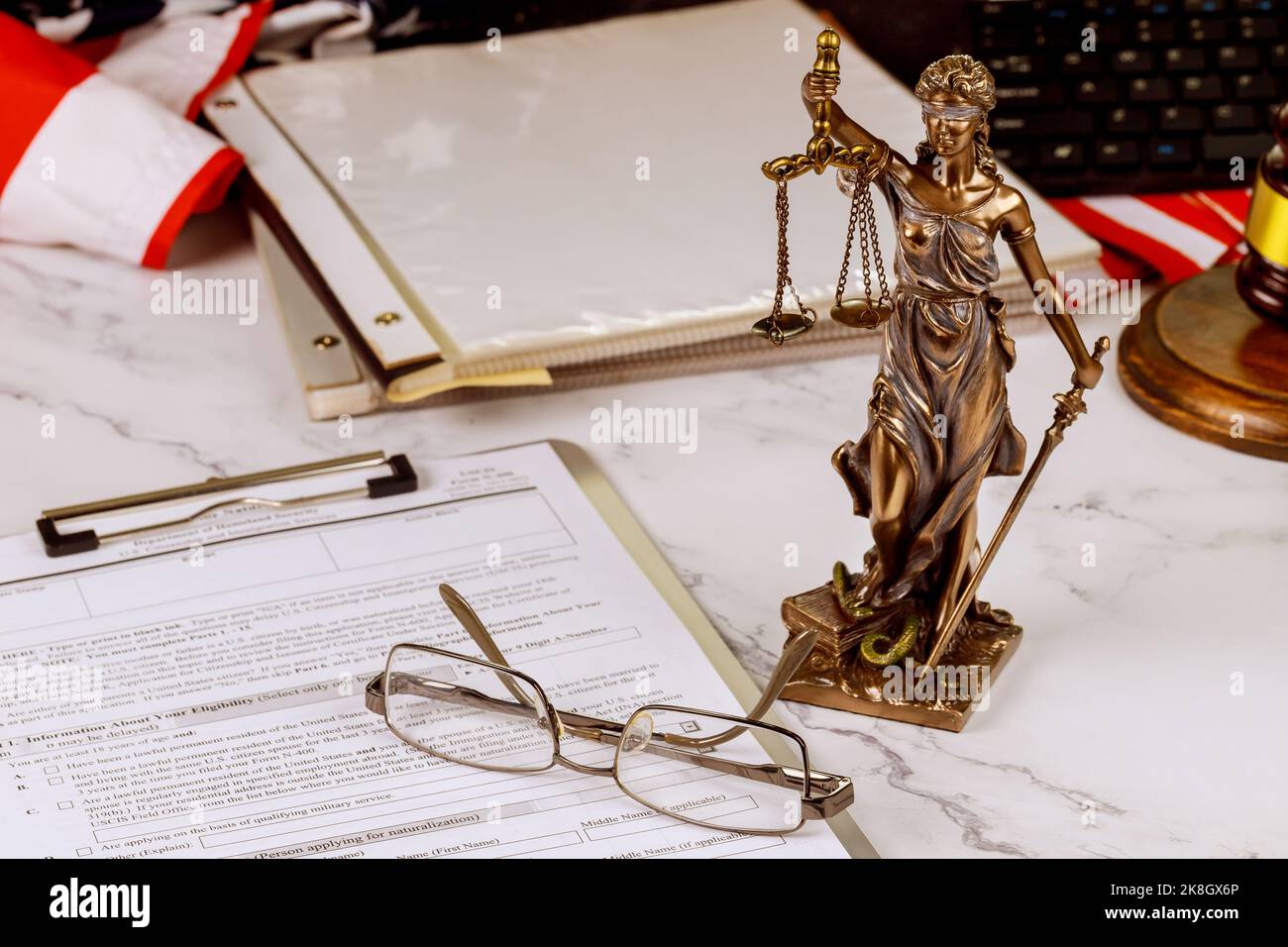 Sull'ufficio legale dell'avvocato è la giustizia della statua con il gavel del tribunale e le cartelle di documento di amministrazione in background Foto Stock