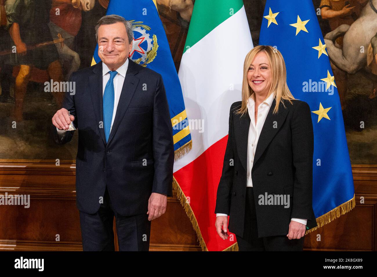 Roma, Italia. 23rd Ott 2022. Il nuovo primo Ministro italiano Giorgia Meloni riceve una piccola campana d'argento dall'ex primo Ministro Mario Draghi durante la 'cerimonia della Campana' a Palazzo Chigi a Roma. La "cerimonia della campana" rappresenta la consegna tra il primo ministro uscente e quello che guiderà il nuovo governo. Giorgia Meloni è anche la prima donna a servire come Premier in Italia. (Foto di Stefano Costantino/SOPA Images/Sipa USA) Credit: Sipa USA/Alamy Live News Foto Stock