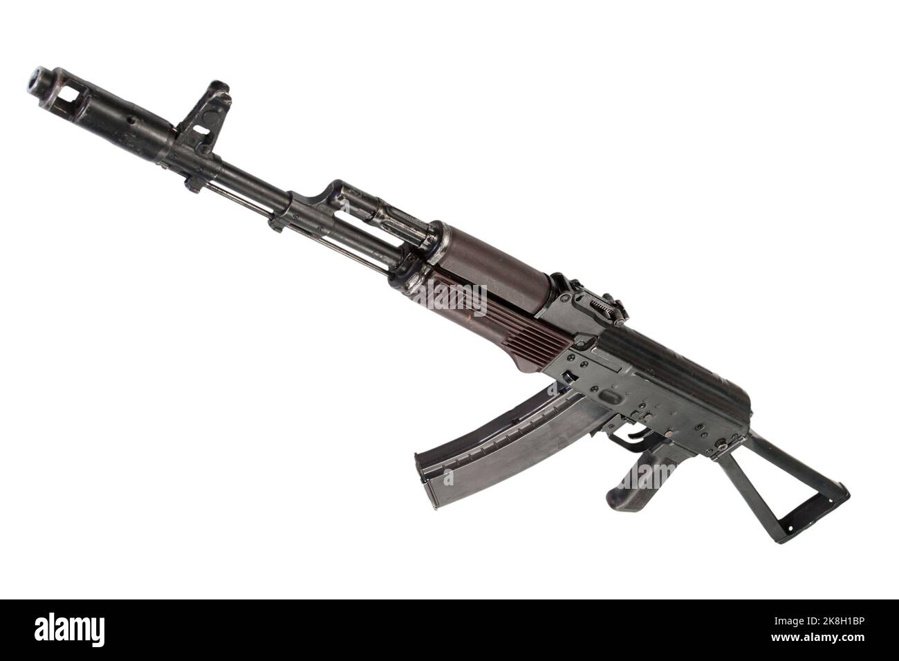 Kalashnikov AK 74 con pieghevole isolato su sfondo bianco Foto Stock