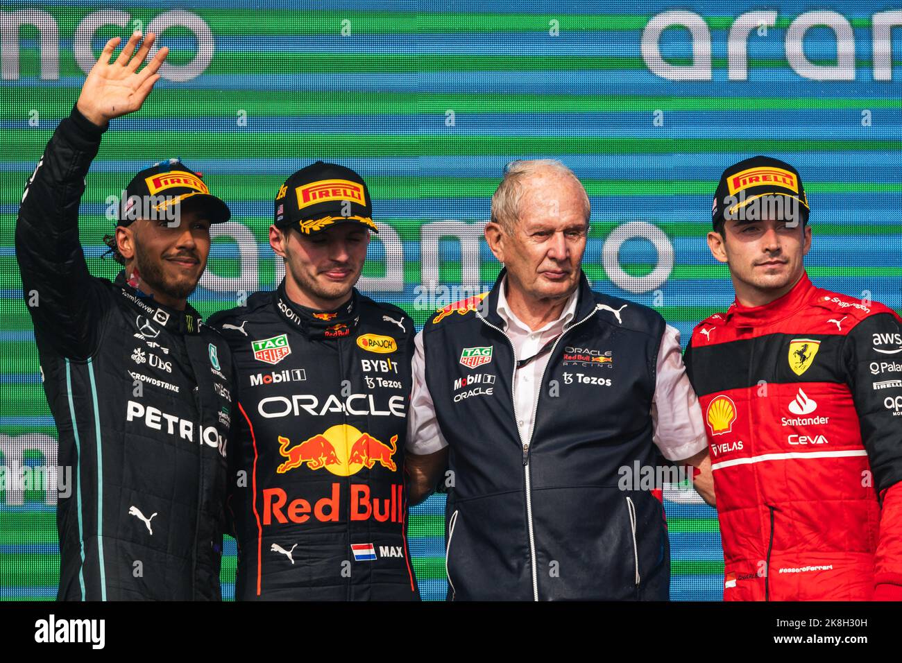 Il podio (L a R): Lewis Hamilton (GBR) Mercedes AMG F1, secondo; Max Verstappen (NLD) Red Bull Racing, vincitore della gara; Dr Helmut Marko (AUT) Red Bull Motorsport Consultant; Charles Leclerc (MON) Ferrari, terzo. 23.10.2022. Campionato del mondo Formula 1, Rd 19, Gran Premio degli Stati Uniti, Austin, Texas, USA, Race Day. Il credito fotografico dovrebbe essere: XPB/immagini dell'Associazione Stampa. Foto Stock