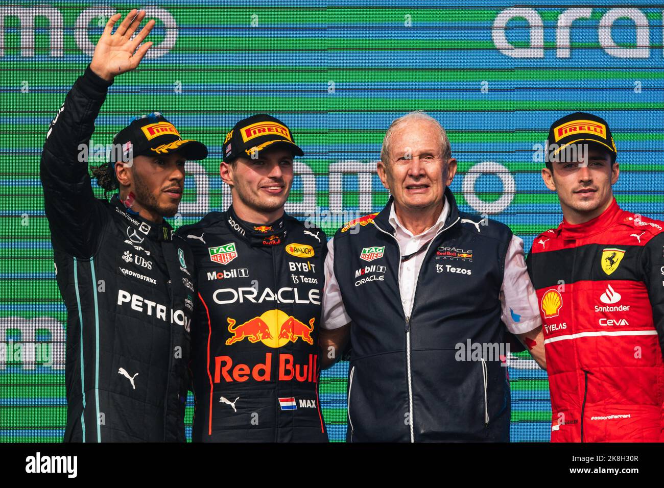 Il podio (L a R): Lewis Hamilton (GBR) Mercedes AMG F1, secondo; Max Verstappen (NLD) Red Bull Racing, vincitore della gara; Dr Helmut Marko (AUT) Red Bull Motorsport Consultant; Charles Leclerc (MON) Ferrari, terzo. 23.10.2022. Campionato del mondo Formula 1, Rd 19, Gran Premio degli Stati Uniti, Austin, Texas, USA, Race Day. Il credito fotografico dovrebbe essere: XPB/immagini dell'Associazione Stampa. Foto Stock